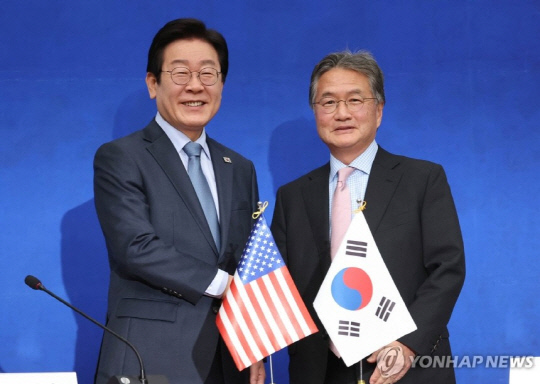 더불어민주당 이재명 대표가 22일 서울 여의도 국회 당 대표 회의실에서 조셉 윤 주한미국대사대리를 접견하고 있다. 연합뉴스